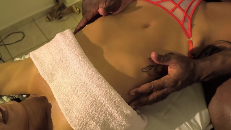 Nurseblack: Zachte cuckold nam vrouw mee om een tantrische massage met...