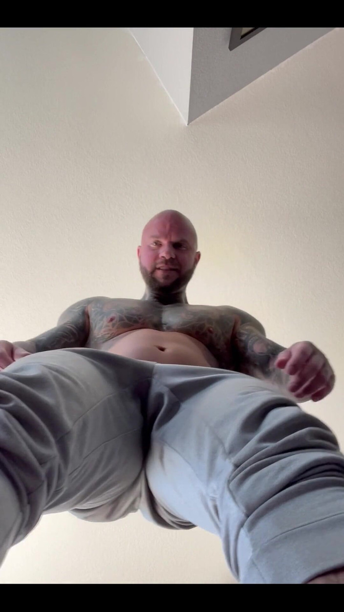 Jasons feet: 巨人Jason在小城市里被踩踏