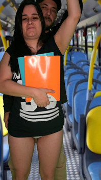 Studentka ošukaná a ošukaná uvnitř autobusu na veřejnosti!