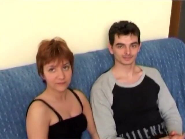 Milf in Love: Moje nevlastní sestra a její přítel šukají doma každý den. Italské...