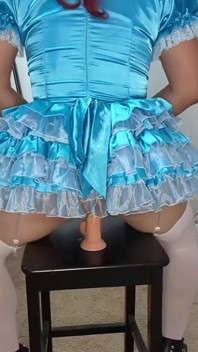 Sissy Candy probeert haar dildo's te verbergen!