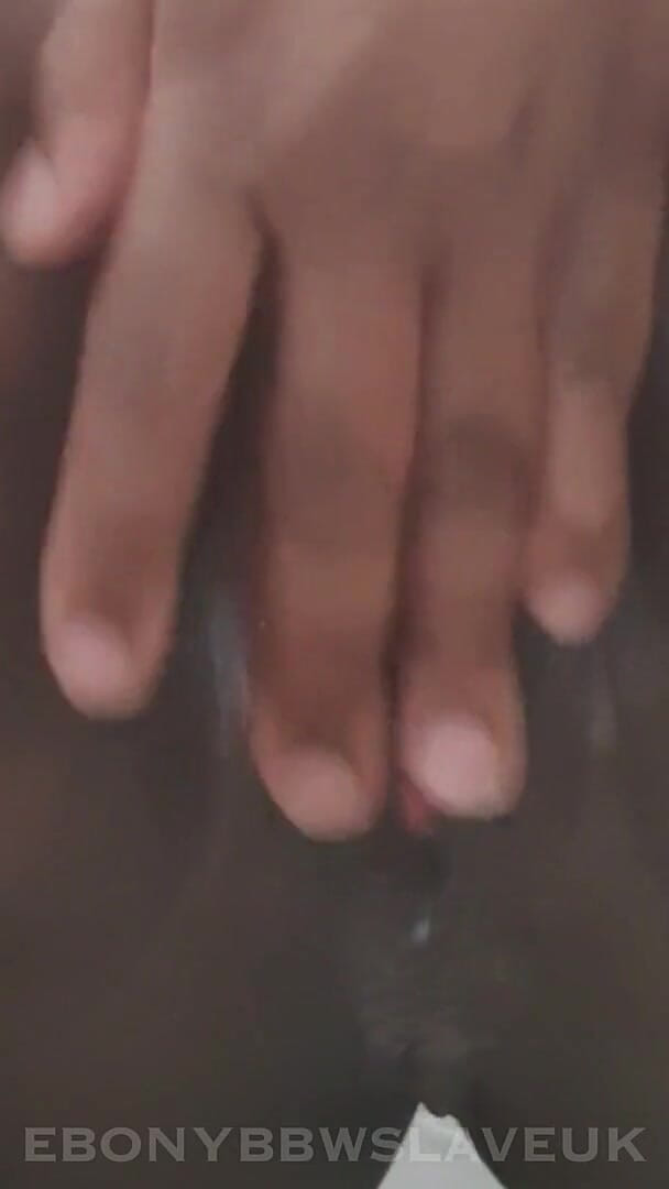 Ebony BBW slave UK: プラスサイズ裸のフード付きエボニーサブミッシブ
