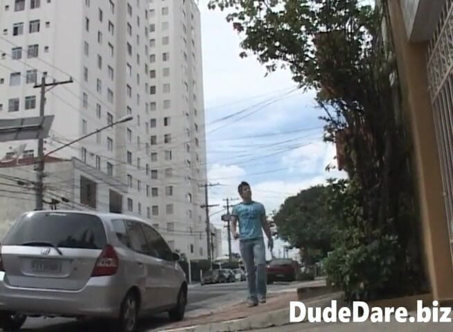 DudeDare: Bruneta dominantă în ținută de piele fute curul supusului fără prezervativ