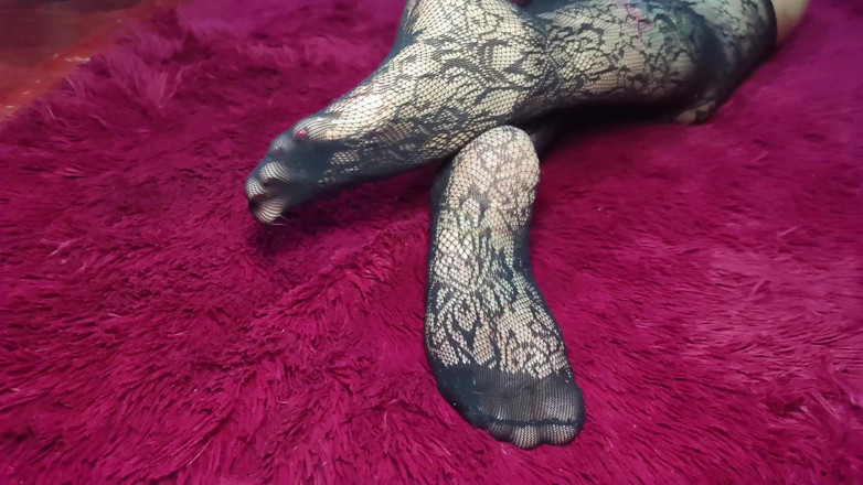 Queensofthefeet: Große Netzstrümpfe und stark runzlige Sohlen