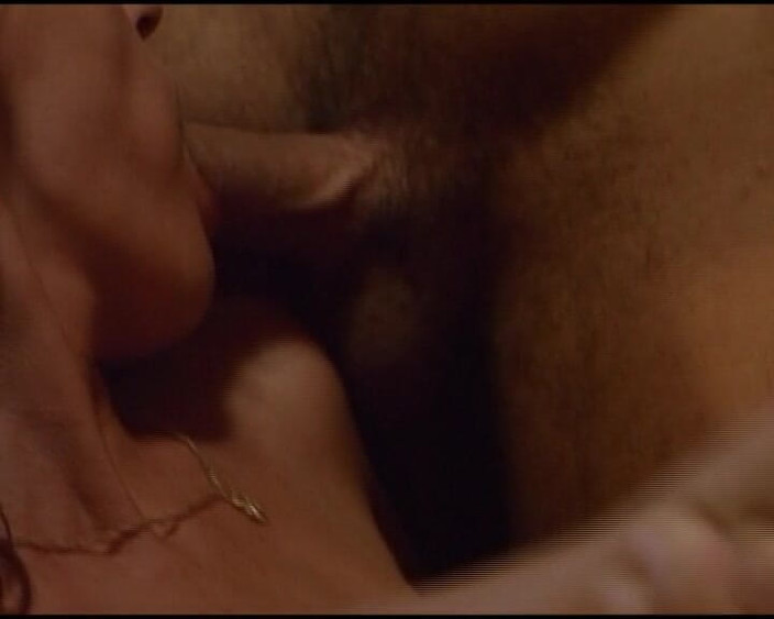 German Threesome: Yarağa aç garson kız barda iki yarakla oynuyor