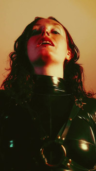 Goddelijke toewijding: latexaanbidding, spuug, gas- en toilettraining pov