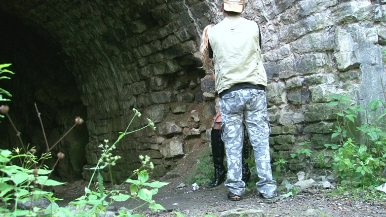 Public Entertainment: Blonďatá děvka pózuje pro obrázky u tunelu