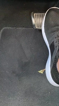 Ivys'in Ayaklarıyla Tenis Ayakkabısı Içinde Pedal Pompalıyor