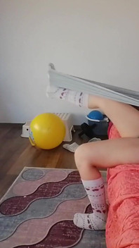 Amatorska żona robi jogę nago, owłosione cipki, duży tyłek, duże cycki amatorskie MILF z dużym tyłkiem, duże cycki, owłosione cipki.