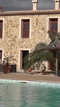 Eccitante masturbazione con una troia tedesca con grandi tette e pelle tatuata si diverte con un giocattolo del sesso all'aperto