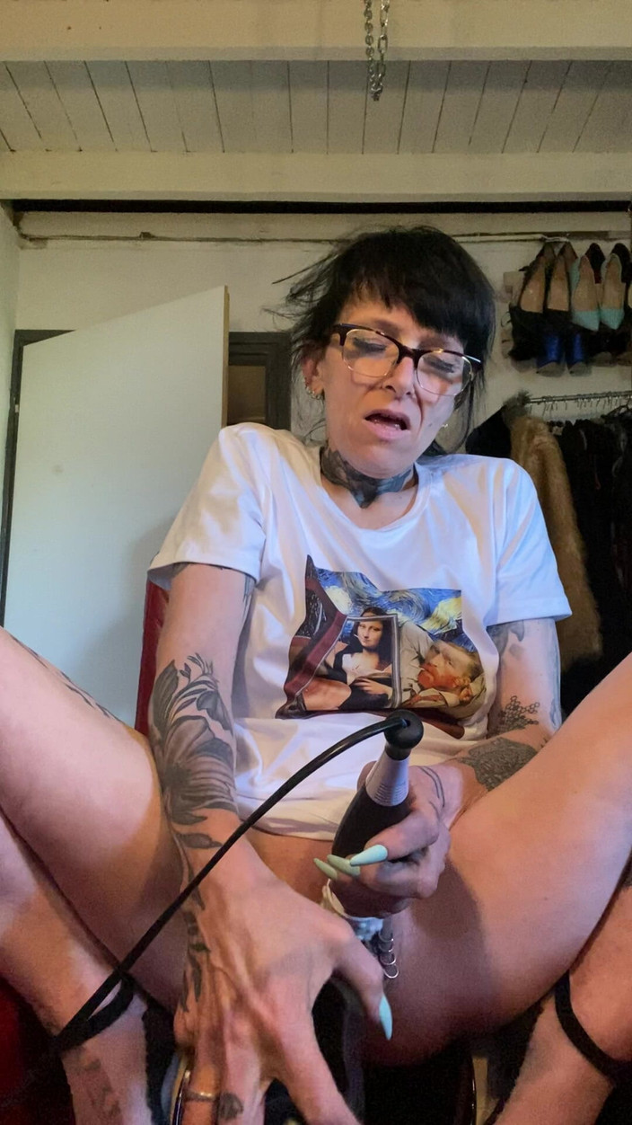 aewin11: Cremoso orgasmo em um grande vibrador