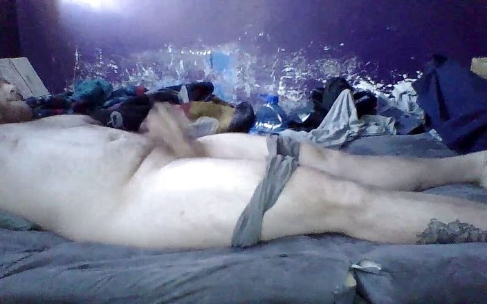 DS_707: Une grosse bite devant la webcam se masturbe à poil pour...