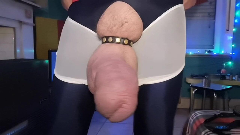 Monster_Meat_: 女性のランジェリーを通して内側に膨らむ