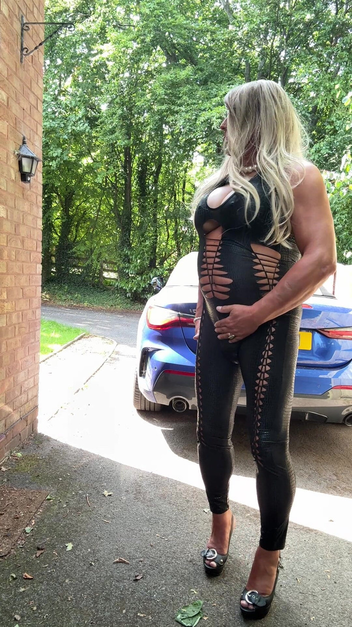 Kellycd2022: Sexy Crossdresser Kellycd2022 em Preto Pvc Catsuit and Heels