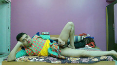 Cute & Nude Crossdresser: 性感的娘娘腔变装者femboy Sweet棒棒糖手淫和射精在传统的短裙。