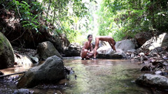 Magia Rosa: Un couple sexy baise dans la jungle - sexe en plein...