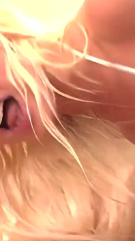 Bañada por la lluvia facial y calentada por la penetración anal completa Melissa Lauren adora la intimidad de vaquera.