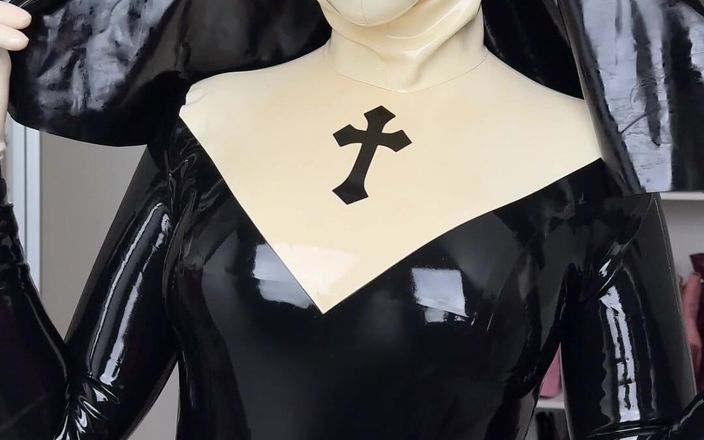 Miss_Fetilicious: Călugăriță în latex Miss Fetilicious pregătindu-se pentru serviciu