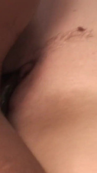 Une jolie fille blanche se fait baiser et traire par le mec à grosse bite noire Shorty Mac