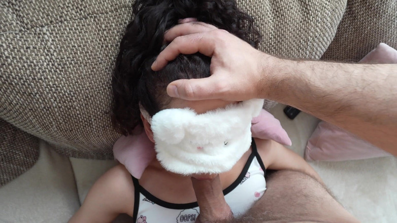 LittlePinky140: El padrastro me folla la boca y me echa su...