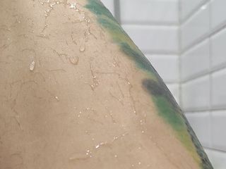 Miodelka: Explore meu corpo peludo no banheiro