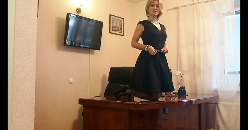 Dirty Grannies: Šéfova žena si hraje se svým sladkým tělem v kanceláři