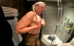 Hotvaleria: Zvrácená babička v punčocháčích