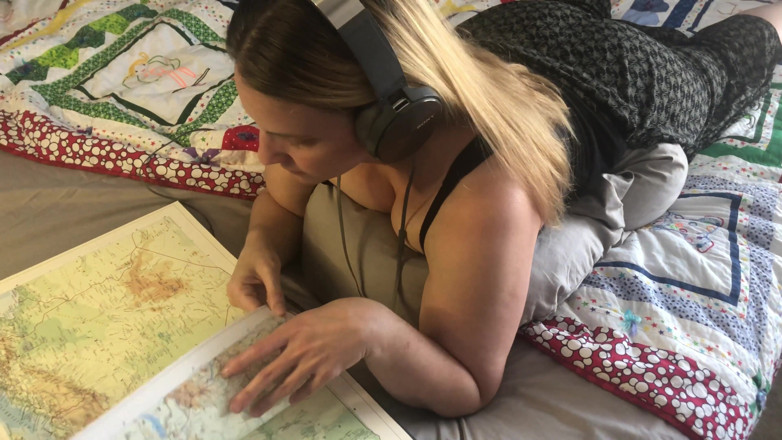 Teasey2024: Eu fodi minha madrasta enquanto ela lê um livro