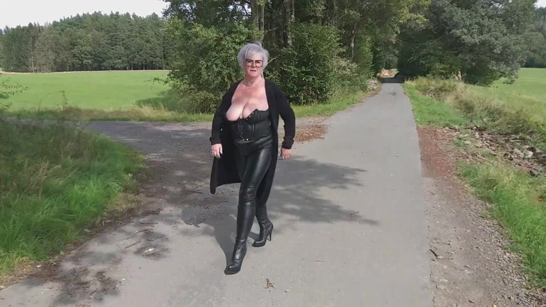 PureVicky66: Bunicuța germană cu țâțe uriașe se excită la o plimbare în aer...