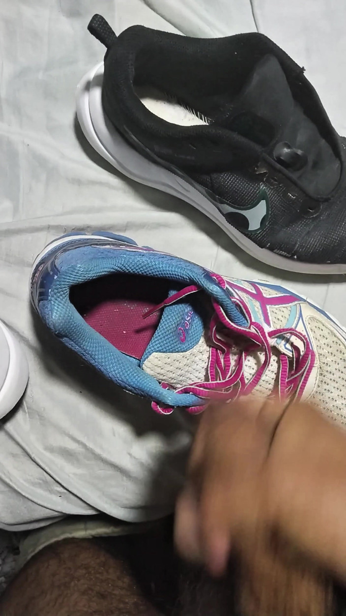 Sneakerfetish_BR: Kongkek dan pancutan mani dalam teman wanita saya Sneakers (Nike Downshift12...