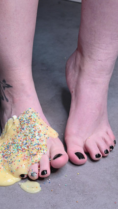 Sexyskyfeet: Asmr Pudding Cremoso Con Il Piede Spacca Il Suo Spesso...