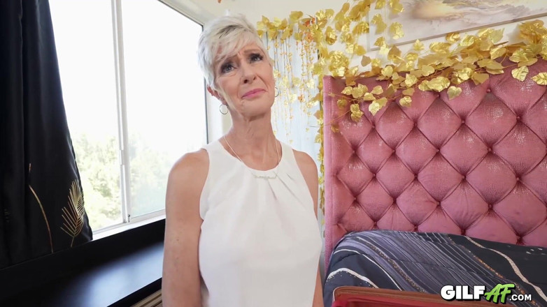Gilf AF: Foxxxy Darlin je mezi skálou a tvrdým místem