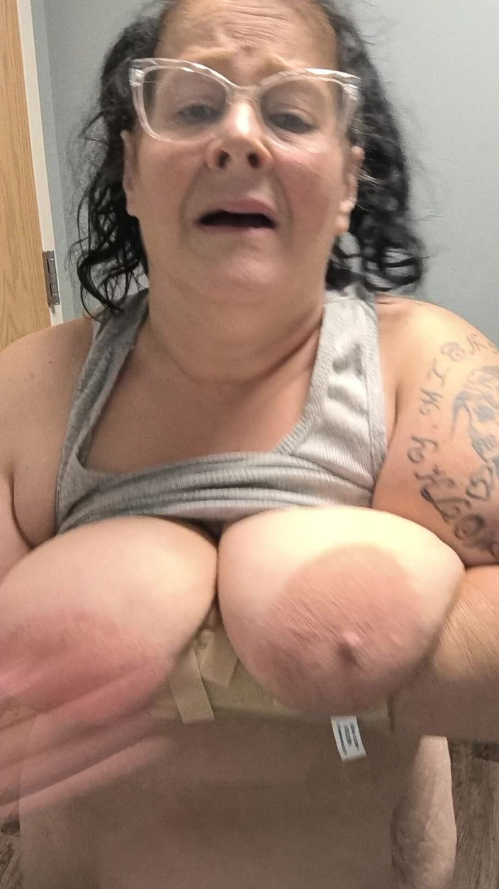 HerculesnVENUS: È così dannatamente perversa che si strofina il clitoride rapidamente