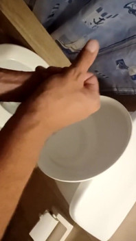 Masturbazione solitaria di un ragazzo locale