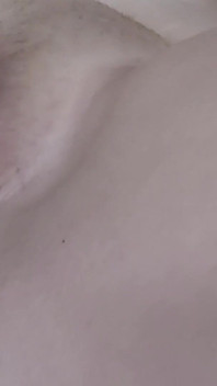 Une fille de 19 ans joue avec une chatte étroite avec un énorme gode