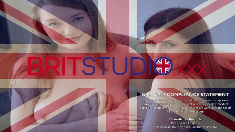 Brit Studio: 热辣的英国学生在挤奶桌上吮吸匿名鸡巴