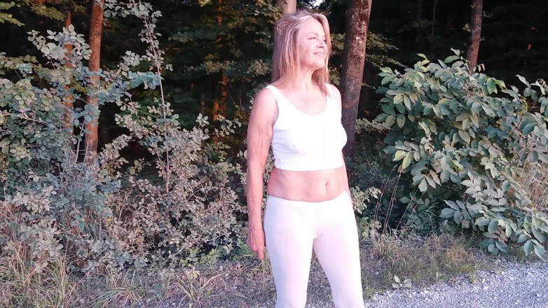 martinawest: Mature Woman in White Leggings Outside!