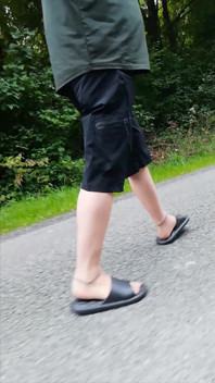 I tofflor och vita strumpor i naturen