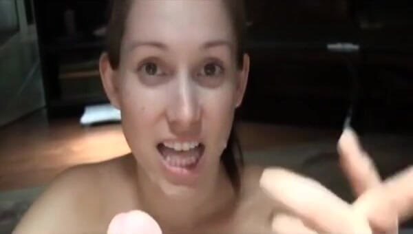 Femdom Sex: Pompino con carina bruna in video pov