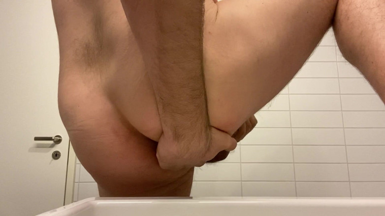 Beardedcummer: 毛茸茸的熊按摩普罗斯塔塔，射精和吃牛奶