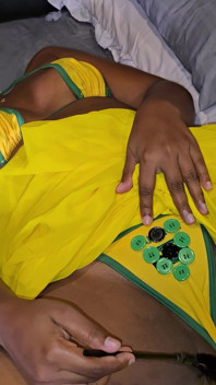 Sexy Sheron Yellow sari culona reina follando duro 13 pulgadas con consolador