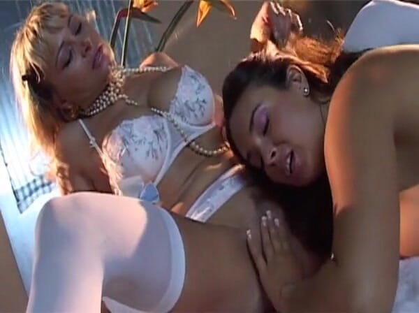Hard Lesbians: สาวหุ่นเพอร์เฟกต์ทำให้กันและกันแตกคาหน้า