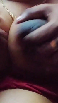 印度浪漫情侣在卧室里度蜜月