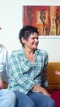 Madura psicóloga sexual visita um casal mais velho para amadurecer sua vida sexual