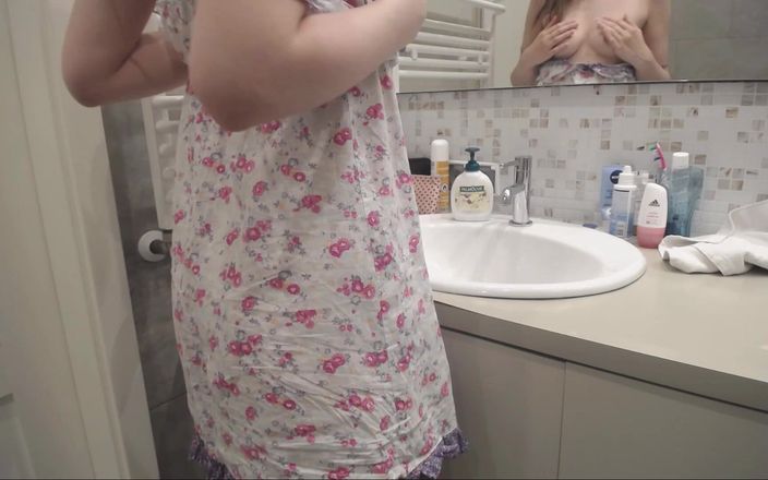 Emily Bee: Come una prima volta - squirta x2 in bagno