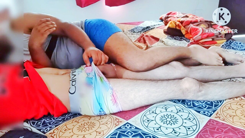 Desi__Panda: Pertama kali aku ngentot kontol ukuran raksasa abang tiriku!