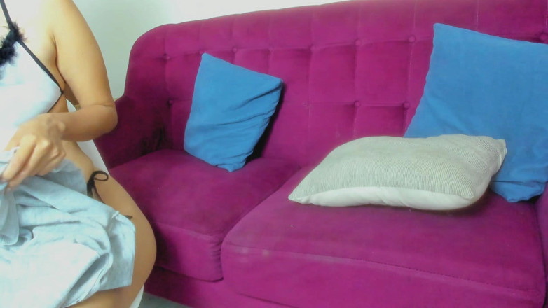 Latin webcam: ผู้หญิงที่เป็นผู้ใหญ่ถูกเห็นช่วยตัวเองในห้องนั่งเล่นของบ้านเพื่อนร่วมงานของเธอ