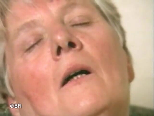 Nasty matures and dirty grannies club: Бабушка ублажает свою волосатую пизду