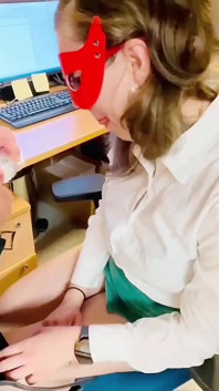 Istri nakal ini lagi asik nyepong dan ngentot kontol bosnya seharian sampai dicrot sperma hangatnya di kantor