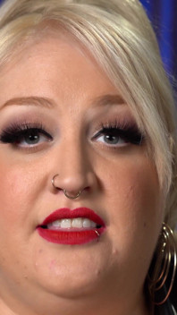 Nikmati kelentit awak yang menampilkan Polly Bombshell